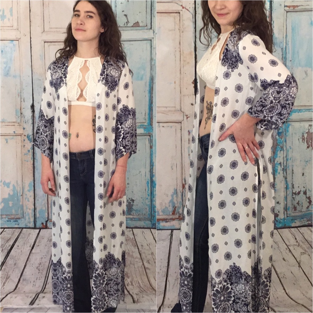 White and Navy Side Slit Duster - Picture 2 of 3